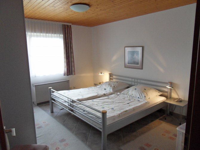 Großes Schlafzimmer mit Doppelbett