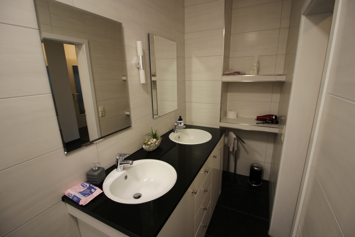 Bad 2 mit Doppelwaschtisch und WC mit Kleinkindausstattung wie WC-Sitz, Hocker ect.