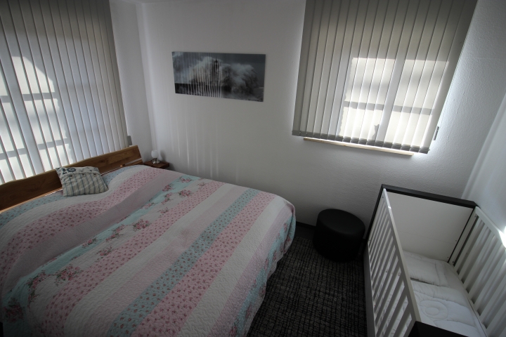 Schlafzimmer 2 mit einem Doppelbett 180x200 und einem Kindergitterbett 70x140