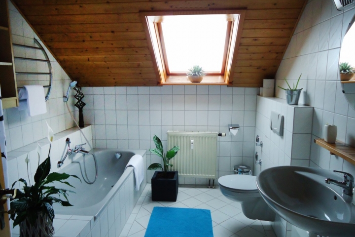 Bad mit Wanne und Dusche