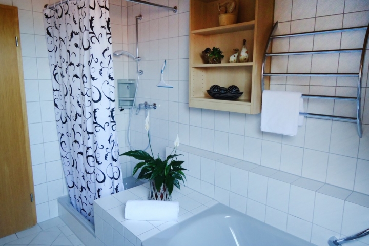 Bad mit Wanne und Dusche