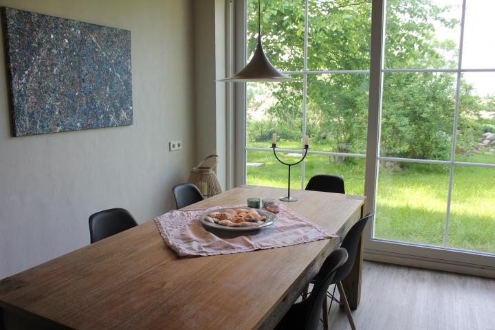 Wohnküche - Großer Esstisch mit Gartenblick