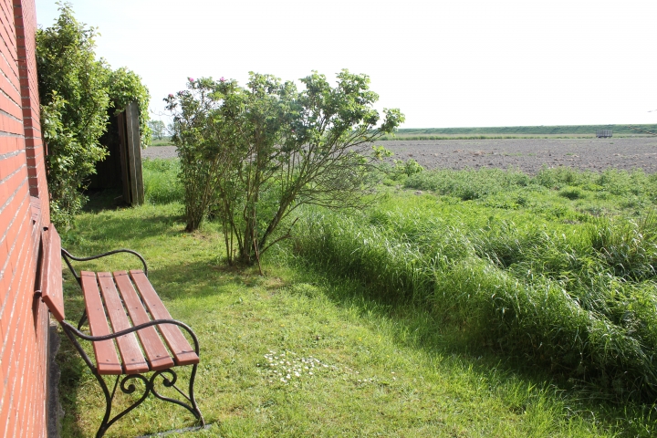 Gartenbank mit Deichblick