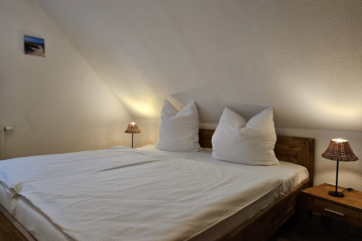 1. Schlafzimmer mit Babybett
