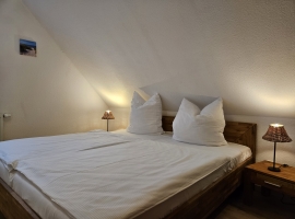 1. Schlafzimmer mit Babybett