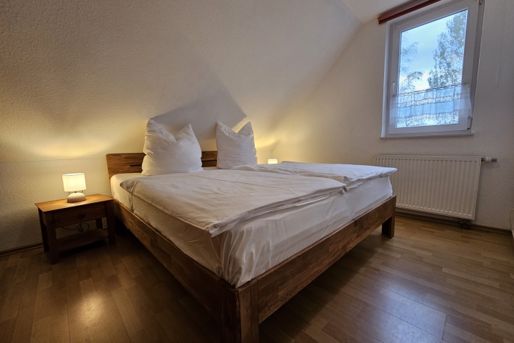 1. Schafzimmer mit Babybett und TV