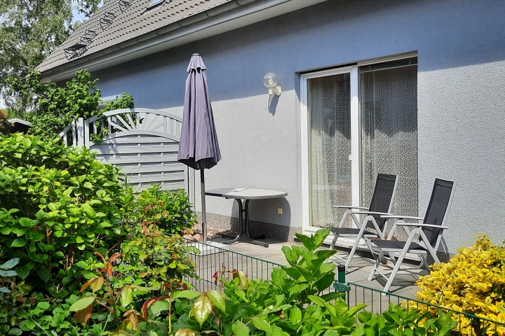 Terrasse mit Gartenmöbeln, Gartenhaus zum Unterstellen von Fahrrädern