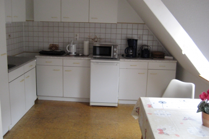 Offen getrennt vom Wohnraum ist die Küche. Bei Fragen zur Ausstattung können Sie uns auch gerne kontaktieren.