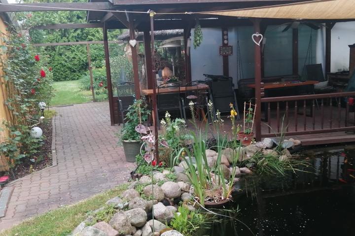 Der kleinere Hofbereich wird von uns privat genutzt. Gleich daran schließt sich der große Gartenbereich für ihre Entspannung an.