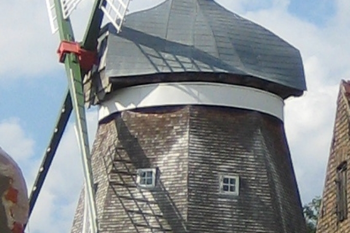 Alte Windmühle (mit Ausstellungen und Kulturveranstaltungen), ca. 15 min. Fußweg entfernt