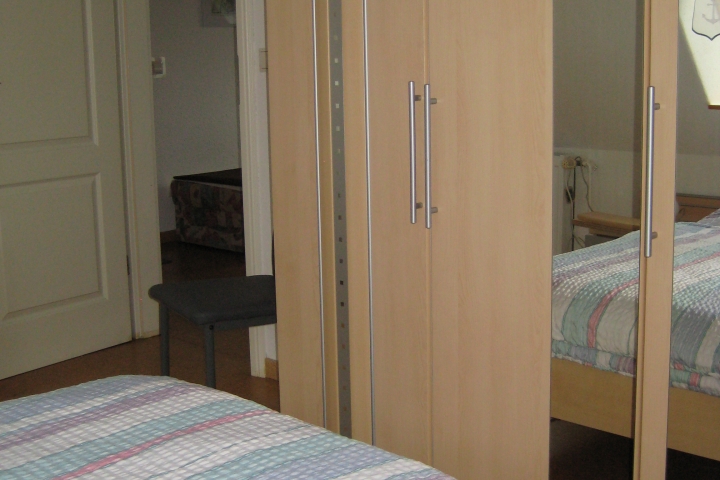 Ein großer Schrank im Schlafzimmer bietet reichlich Platz für Ihre Kleidung.