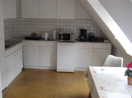 Offen und doch getrennt vom Wohnraum ist die Küche. Bei Fragen zur Ausstattung können Sie uns auch gerne kontaktieren.