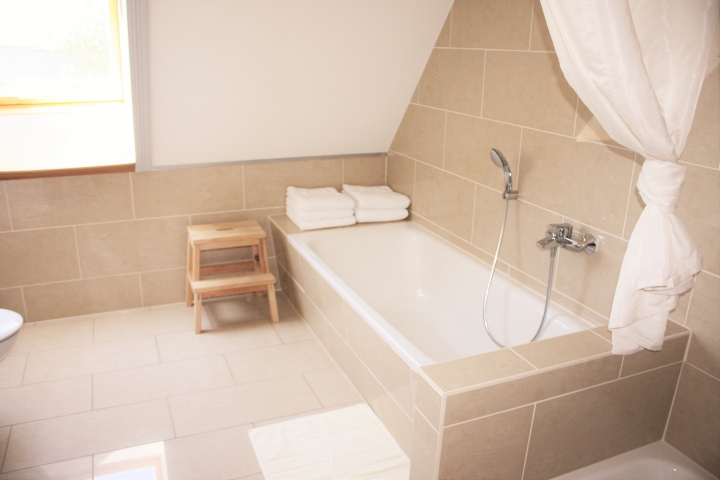 Das Badezimmer mit Badewanne und Dusche