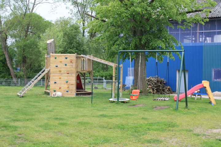 Der Spielplatz im umzäunten Hof