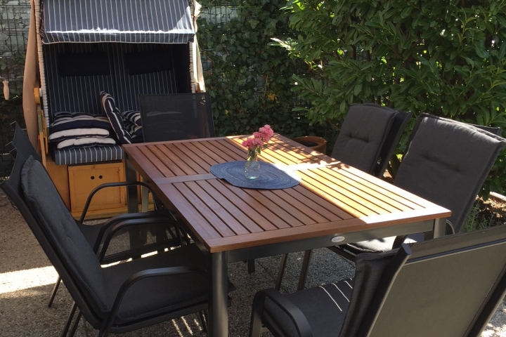 Die Terrasse mit Strandkorb.