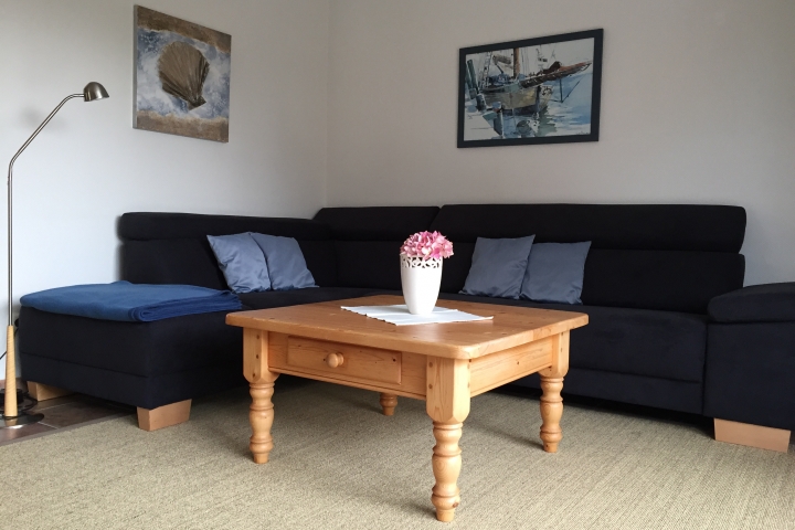 Das Wohnzimmer mit großer Couch.