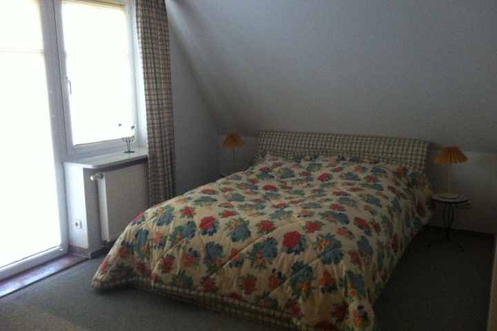 Elternschlafzimmer mit Balkon.