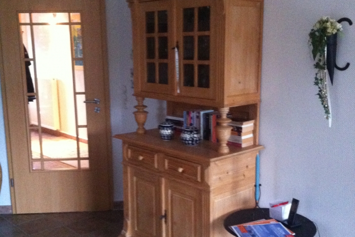 Vitrinenschrank im Esszimmer.