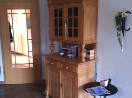 Vitrinenschrank im Esszimmer. 