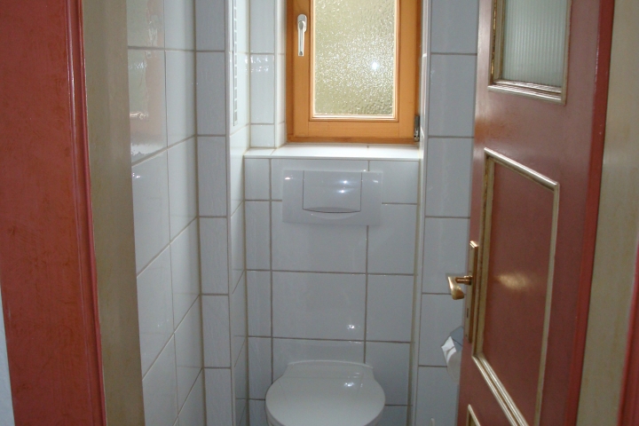 separates WC