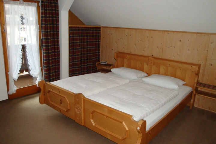 Schlafzimmer mit Zugang zum Südbalkon