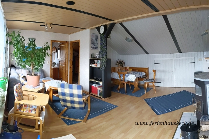 Wohnzimmer mit Essecke und Kaminofen