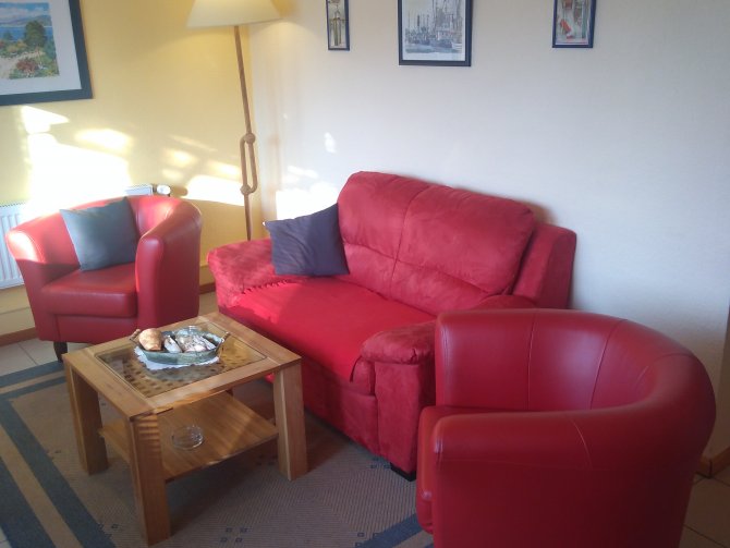 Ferienwohnungen Familie Klatt | Sitzgruppe bestehend aus 2 bequemen Sesseln und einem Sofa, Couchtisch