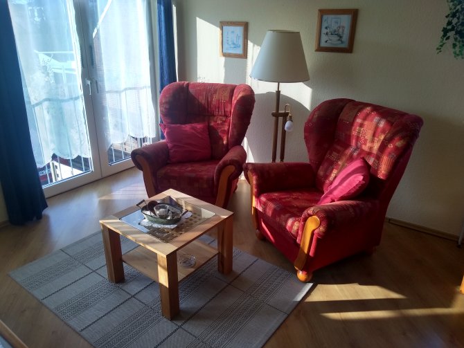 Ferienwohnungen Familie Klatt | Sitzbereich mit 2 bequemen Ohrensesseln und Couchtisch