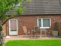 Fewo 2 großzügige Terrasse mit 4 Gartenstühlen, 1 Gartentisch, Auflagenbox und Sonnenschirm, direkter Zugang zur Küche