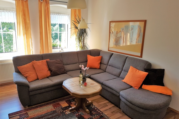 Ferienwohnungen Am Schlössel | Wohnzimmer mit ausziehbarem Sofa, 1 Schlafmöglichkeit