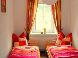 Kleines Schlafzimmer mit 2 Betten, 1 Reisekinderbett kann gestellt werden- muss vom Gast mitgebracht werden