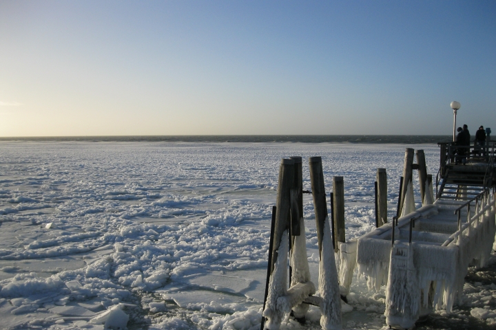Eis auf der Ostsee und an der Seebrücke