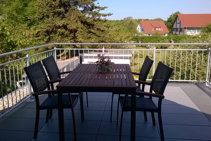 Dachterrasse mit Blick in den Garten