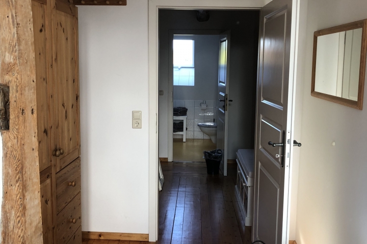 Blick vom Schlafzimmer zum Flur/Bad