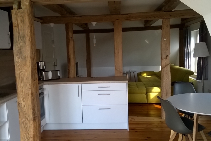 Blick von der Küche zum Wohnzimmer