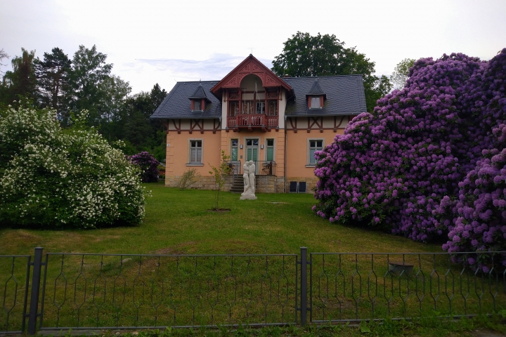 unser Haus von der Straße aus, mit Eingang zur Ferienwohnung