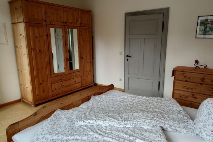 Schlafzimmer mit Tür zum Wohnraum