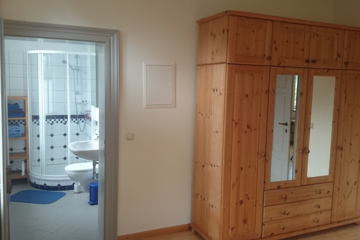 Vom Schlafzimmer Blick ins Bad