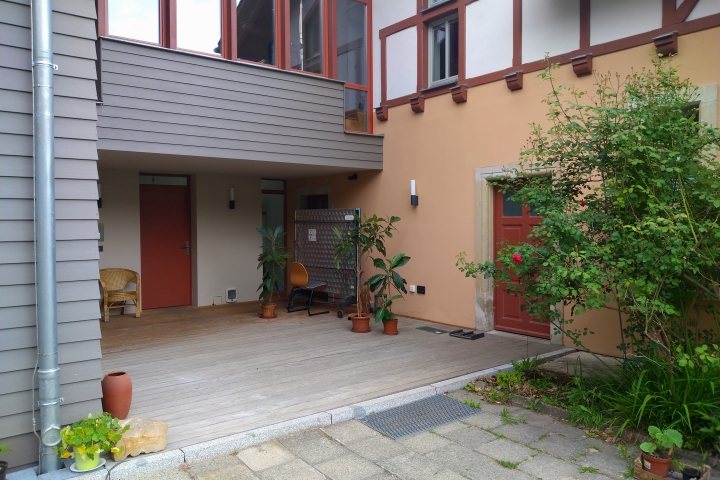 Ferienwohnung Leonhardi in Gohrisch | Hof, hinter der Tischtennisplatte befindet sich der Eingang zum Studio-Appartement