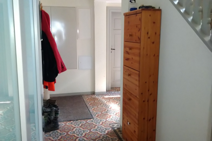 auf dem Weg ins Bad gehen Sie über unseren private Hausflur - über alte Villeroy & Boch Fliesen