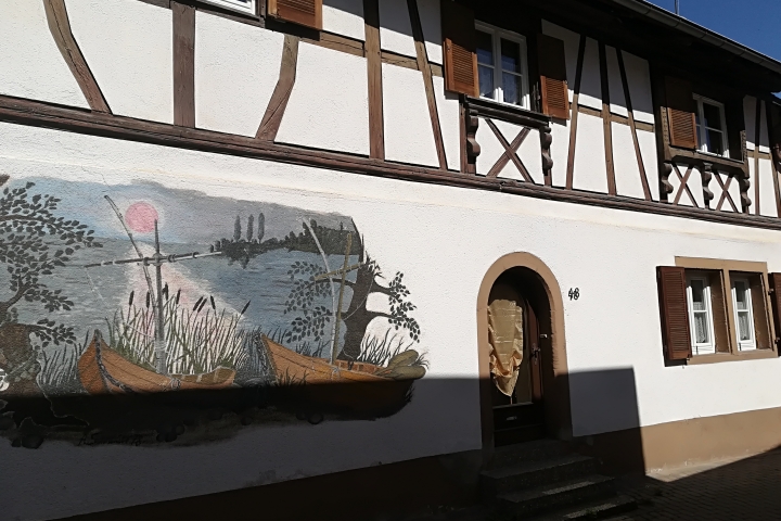 Ferienhaus Nostalgie mit Wandgemälde und Eingangstür