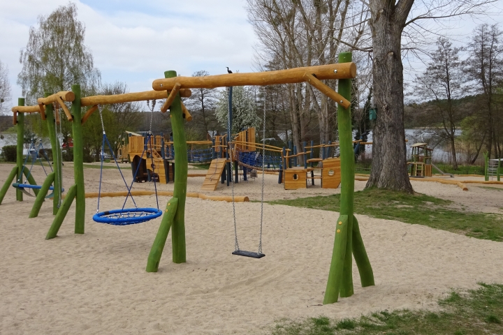 Ein großer Abenteuerspielplatz mit Fußballplatz etc.