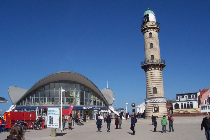 Warnemünde mit Promenade und feinem Sandstrand 