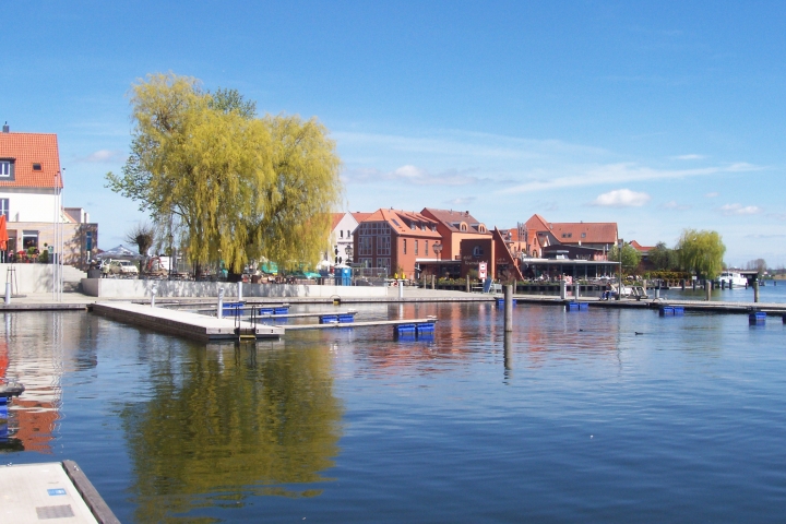 Malchow, die Perle der Seenplatte mit neuem Stadthafen und Drehbrücke