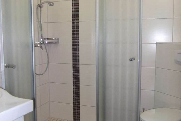 Badezimmer mit ebenerdiger Dusche und Fußbodenheizung
