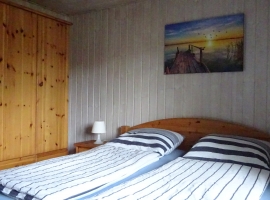 Elternschlafzimmer mit Doppelbett 200 x 180 cm