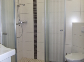Badezimmer mit ebenerdiger Dusche und Fußbodenheizung