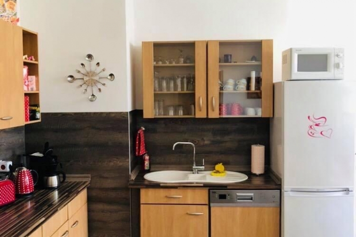 Küche mit Großraumkühlschrank und 3 Gefrierfächer sowie Mikrowelle