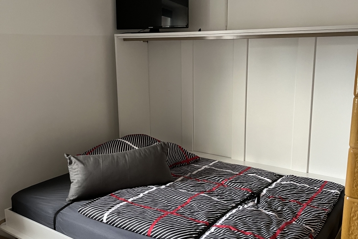Zweites Schlafzimmer mit Wandbett (Liegefläche 140 x200 m) und TV integr. DVD-Player 