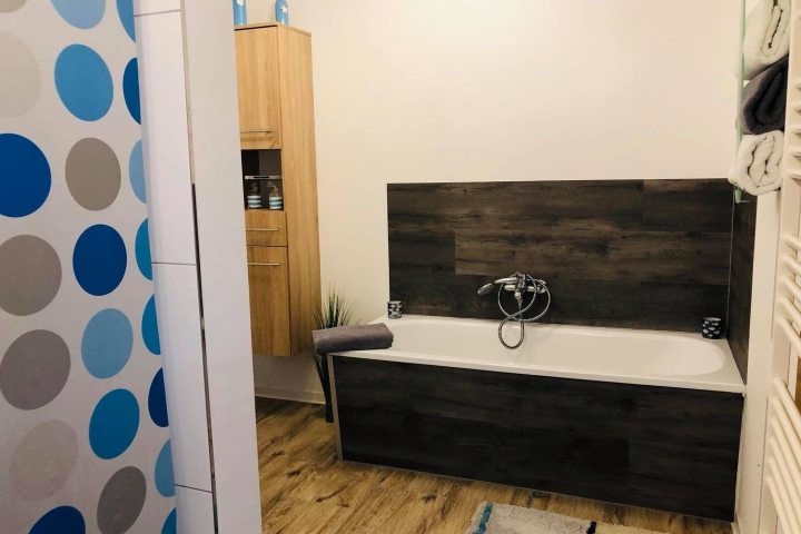 Bad mit Badewanne 